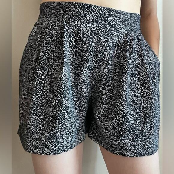 H&M Women's High Waisted Polka Dot Pleated Pull On Short Size 12 Black White NWT - Picture 3 of 7